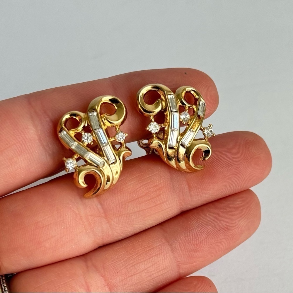 Vintage Trifari Earrings Gold Tone Rhinestone‎ Baguette Clip On Waves Swirl 60s - Picture 2 of 7